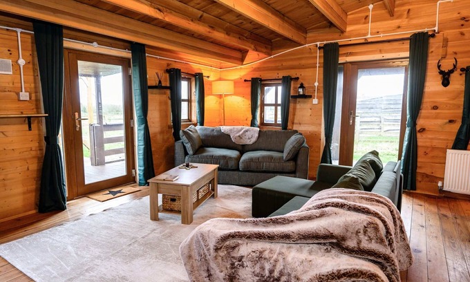 Rugeley Chalet De Ski | Reindeer Lodge: Private Hot Tub Near Cannock Chase