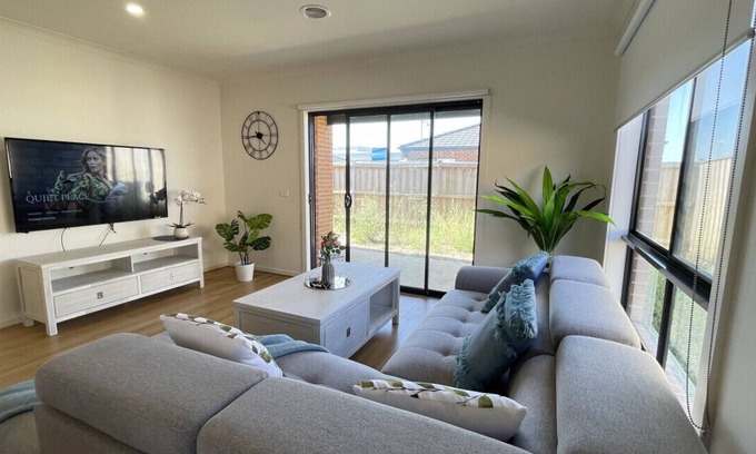 Melton South Maison | Relax 5 BRMS Rental house Netflix Parking Wifi near Melton