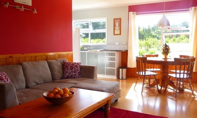 Kerikeri Cottage | Détendez-vous un Lodge MoonShine Cottage 2 chambres: animaux de ferme, piscine, verger biologique!