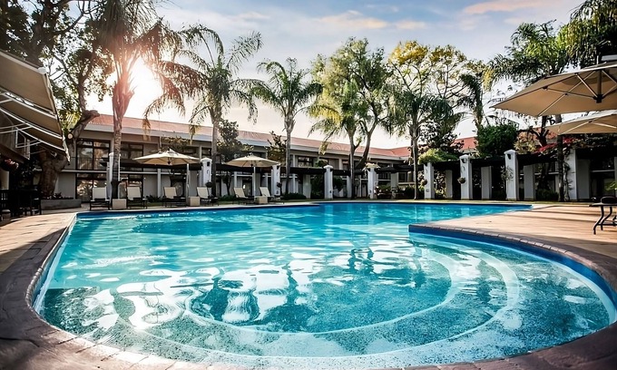 Gaborone Hôtel | Relax and Recharge! 3 Stylish Units, Free Parking and Shuttle, Outdoor Pool!