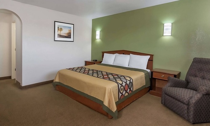 Austin Ave. Station Balnéaire | Relax and Recharge in Knights Inn Franklin Ave Waco! Free Parking, Pets Allowed