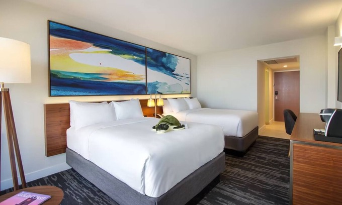 Central Beach Hôtel | Relax and Unwind! 2 Convenient Units, Heated Infinity Pools, Onsite Dining