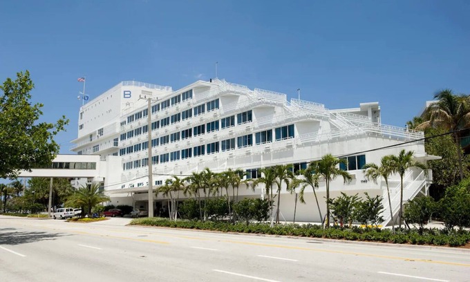 Central Beach Hôtel | Relax and Unwind! 3 Relaxing Units, Two Heated Pools!
