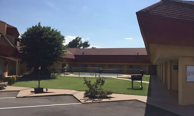 Fairview Hôtel | Relax and Unwind at Knights Inn Fairview! Pet-friendly Property, Free Parking
