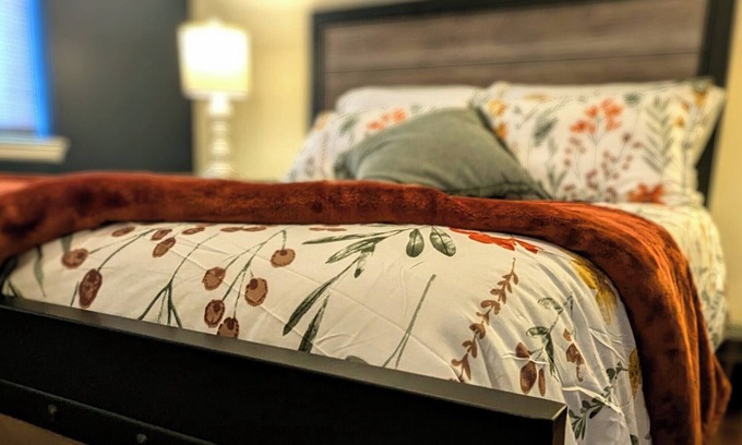 Cumberland Appartement | Escape on Hambright's Alley! Walk 2 everything! Cyclist Welcomed & Pet friendly!