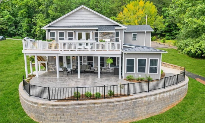 Goodview Maison | Relax at Dock Holiday on Smith Mountain Lake