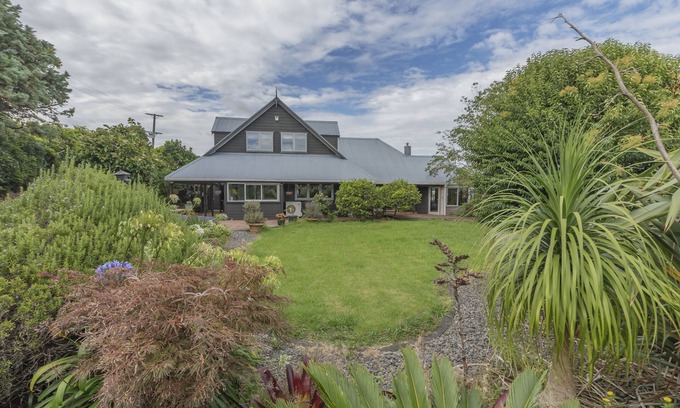 The Gardens Maison | Relax at Redoubt - Auckland Holiday Home