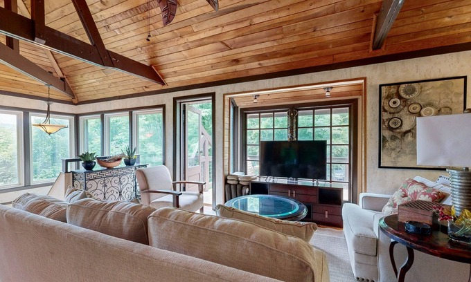 Fairview Maison | Relax at Whispering Pines Escape: Cozy Dog-Friendly Retreat with Stunning Views