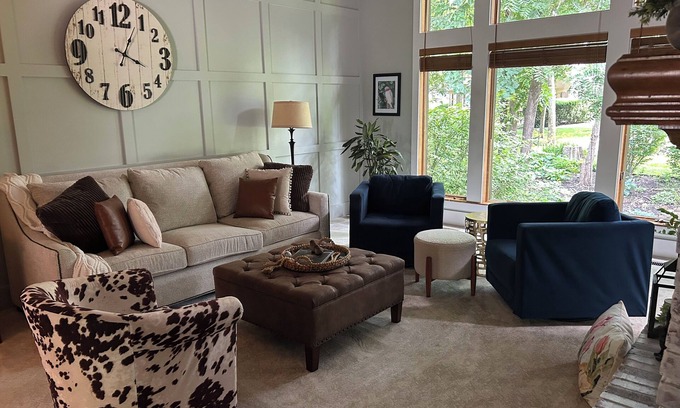 Gladstone Maison | Relax between WORLD CUP Games in 6,000sf, 5+BDRM house, Kansas City w/AC, WiFi