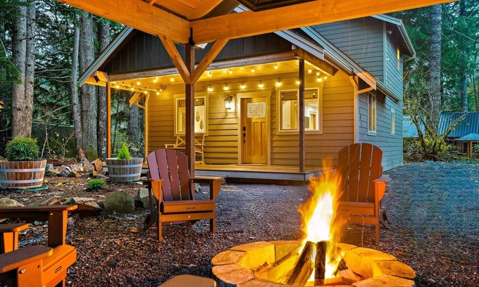 Paradise Estates Cabine | King Bed- Covered Outdoor Firepit- EV charger- 5 mi to MRNP- Private Hot Tu