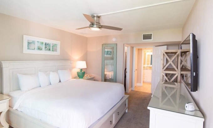 Sanibel Hôtel | Relax by the Beach with Pools, Tennis & Hot Tub — 2 Family-friendly Units