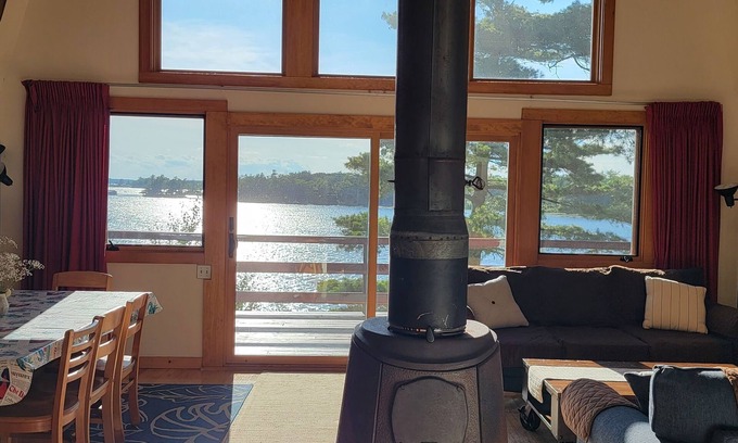 Redwood Cottage | Détendez-vous, profitez et détendez-vous sur le front de mer au Goose Bay Cottage - Animaux acceptés!