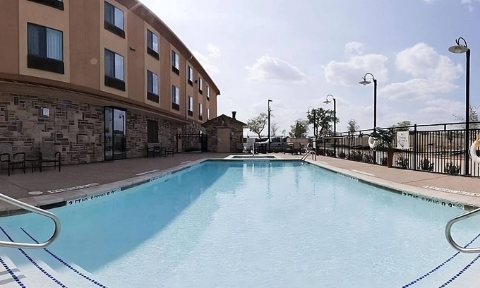 Mineral Wells Maison | Relax & Explore with Gym, Outdoor Pool, and Nature Just Steps Away