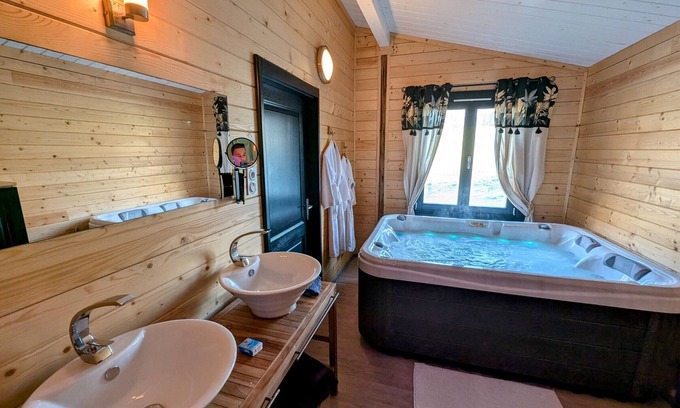 Fougerolles-Saint-Valbert Cottage | Relaxing chalet with spa and sauna near 1000 Ponds