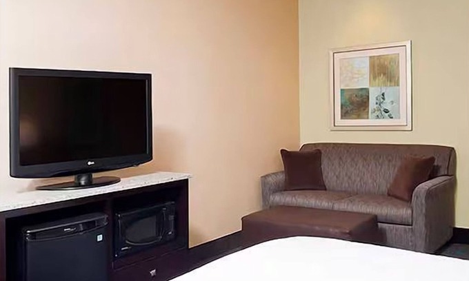 South Bend Hôtel | Relax in 2 Rooms with Sofa Bed & Pool Access – Great for Travelers on I-90