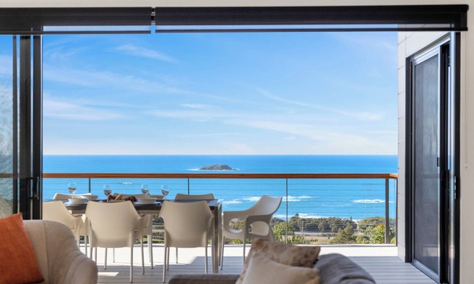 Korora Maison | Stunning ocean views, plunge pool, gas log fireplace, WIFI