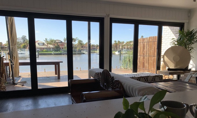 Patterson Lakes Villa | Détendez-vous confortablement au bord de l'eau avec toute la maison pour vous.