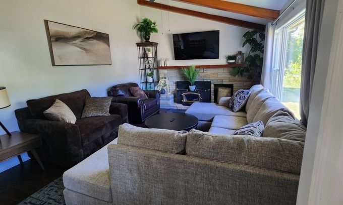 Cornwall Maison | Relax in Comfort -Family/Group travel or Temporary Relocation!