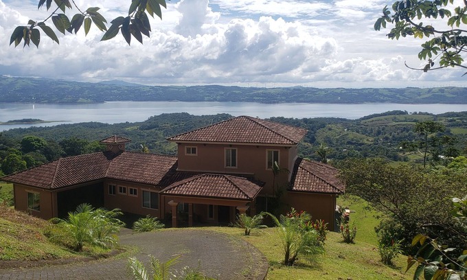 Arenal Villa | Incroyable 5 chambres Accueil en communauté fermée avec vue panoramique sur le lac Arenal