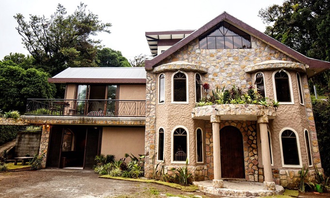Monteverde Villa | Détendez-vous au milieu de la forêt de nuages dans une incroyable villa avec une vue imprenable!