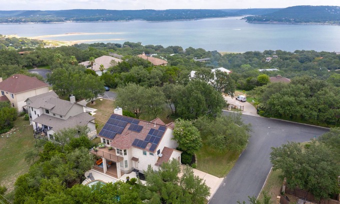 Travis Landing Maison | Great house to get away from the city but close enough to enjoy the city!