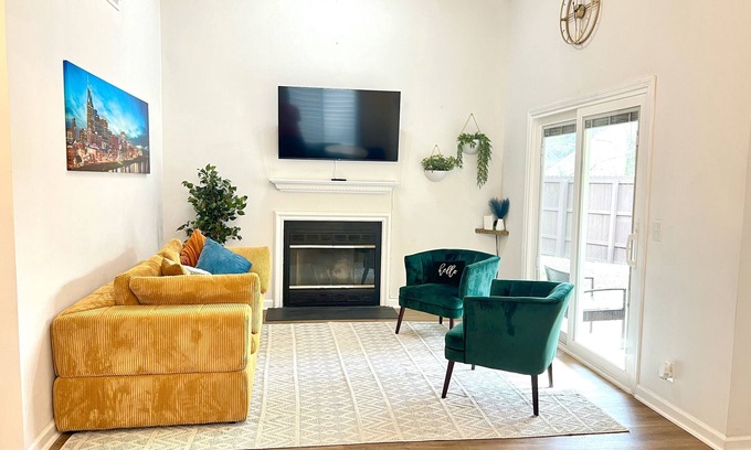 Heron Walk Maison | Relax in our stylish Modern Home. Privacy fence, pets allowed!