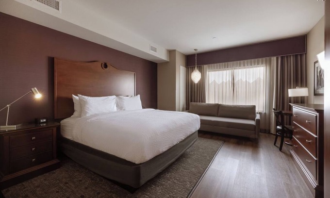 Parker Hôtel | Relax in Style Close to Parker’s PACE Center & Outdoor Adventures