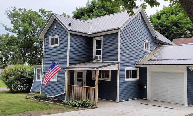 Perry Autre | Spacious farmhouse, Silver Lake, Perry NY