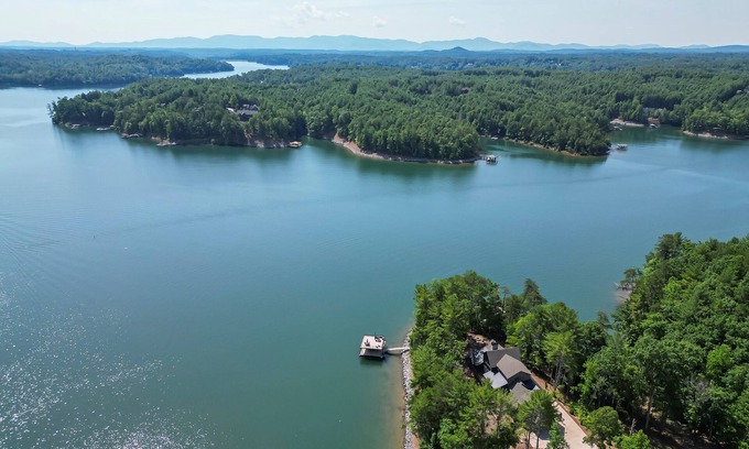 Nebo Appartement | Relax in style w/ access to Lake, Dock, Fire pit and Community Pool