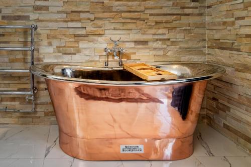 Inverness City Centre Appartement | Relax in Super Size Copper Tub - 2 bedroom villa