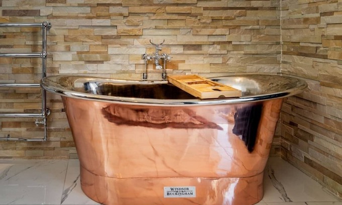 Inverness City Centre Appartement | Relax in SUPER SIZED copper tub - 2 bedroom villa
