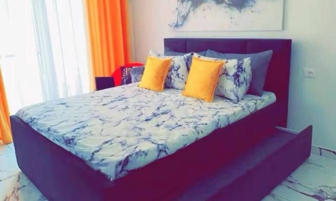 Shengjin Appartement | relax in this calm, stylish space. surrounded by a variety of businesses around