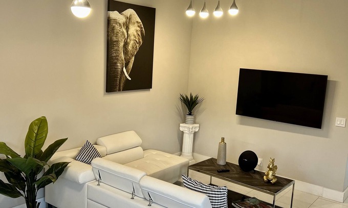 Davie Maison | Relax in this Modern 2 Bedroom Home Close to Shopping and Highway