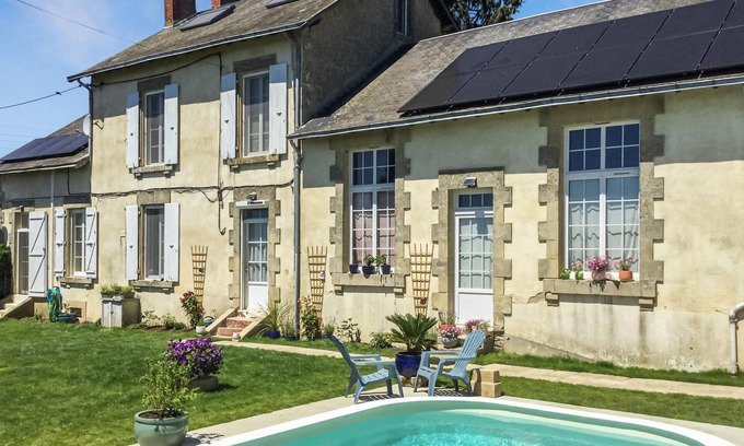 Loge-Fougereuse Maison | Relax in this quiet and comfortable studio.