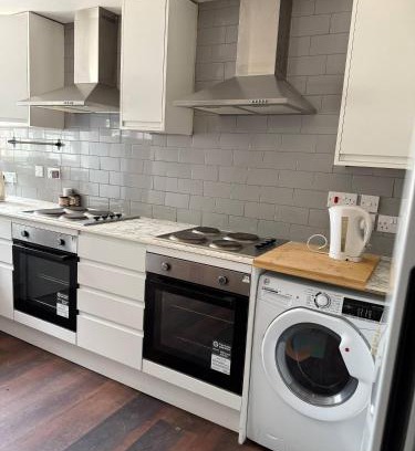 Brunel Maison | Relax in Uxbridge with Private Room Garden Access