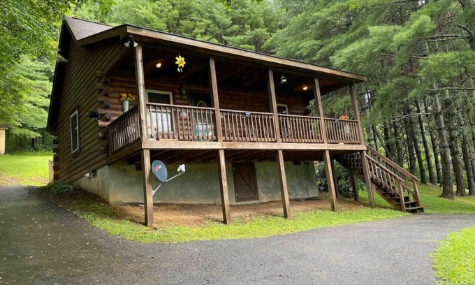 Piper Gap Cabine | Relax @ Mt. Melody Log Cabin. Brand New Hot Tub and Masterbath. by Trout Stream