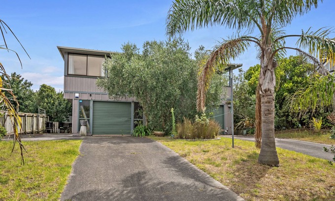 Kapiti Coast Maison | Relax on Queens - Waikanae Beach Holiday Home
