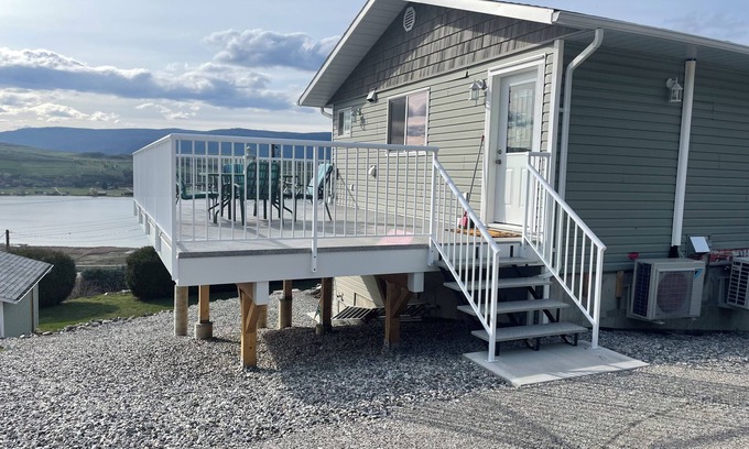 Vernon Appartement | Relax on the deck and enjoy the beautiful lake views, in the North Okanagan