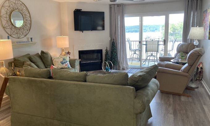 Camdenton Copropriété | Détendez-vous sur votre balcon avec vue sur le lac. Deux terrains de golf à proximité.