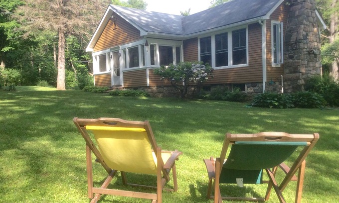 Sandisfield Maison | Détendez-vous, lisez, amusez-vous, ou marchez jusqu'à West Lake depuis notre maison de Berkshire.