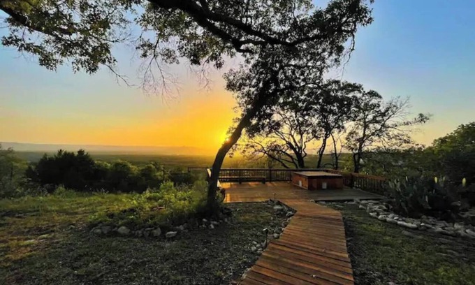 Utopia Cabine | Holiday Magic Close to Lost Maples and Garner State Parks