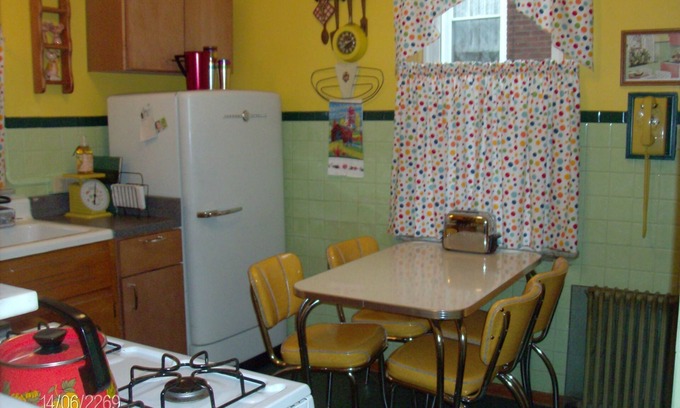 North Belle Vernon Maison | Retro Retraite + FREE BLAST dans le passé dans cette unique GROOVY GETAWAY