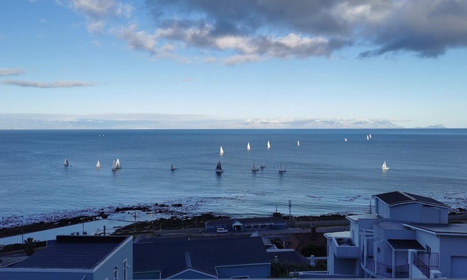 Glencairn Appartement | RELAX,REVIVE & RESET and Enjoy the Sounds of the Sea!