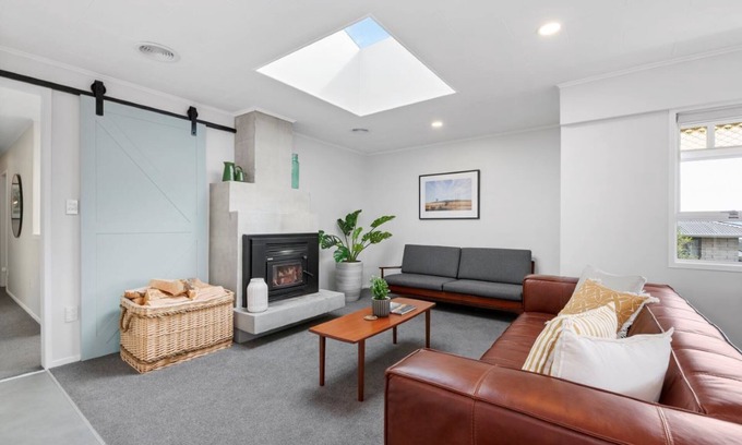 Richmond Heights Maison | Base: 4 Extra: $40 56 Saint James Street