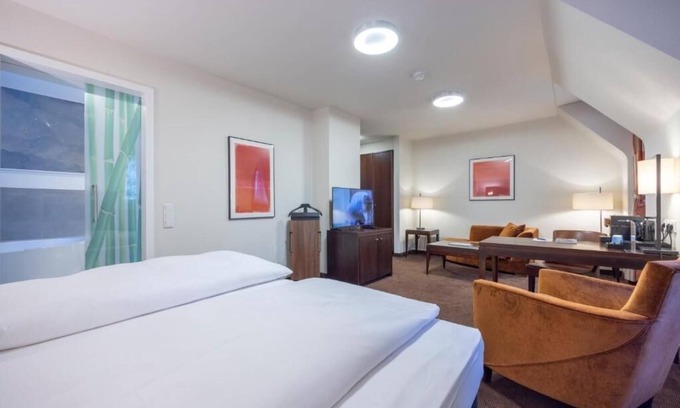 Heiligenhaus Appartement | Relax Unit Near Kettwiger Stadtwald With Bistro Dining And Pet Friendly Parking