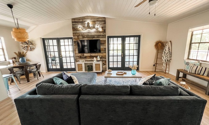 Cutthroat Harbor Estates Maison | Relax, Unwind & Reconnect at This Waterfront Getaway