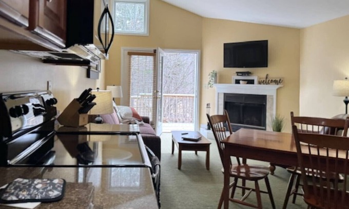 Francestown Maison | Relax & Unwind | Rural NH Getaway w/ Hot Tub