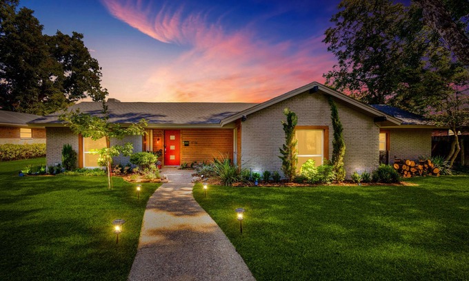 Lake Highlands Maison | Relax with Style 5BD/4.5BA Location and Amenities