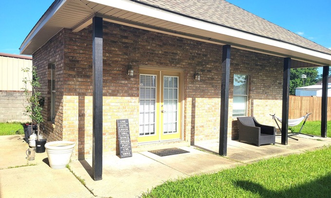 Carencro Maison | Relaxation Getaway with Pond View