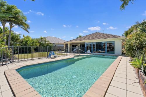 Banksia Beach Maison | Relaxation & Space in a Canal Home